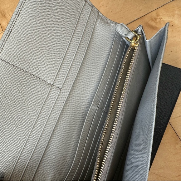 Prada Authentic Vintage Saffiano Leather Wallet - Picture 8 of 13
